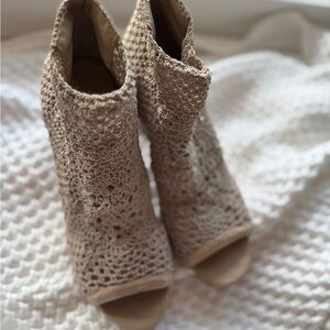 Jessica Simpson Tan stretch Crochet Heeled Boots size 6.5